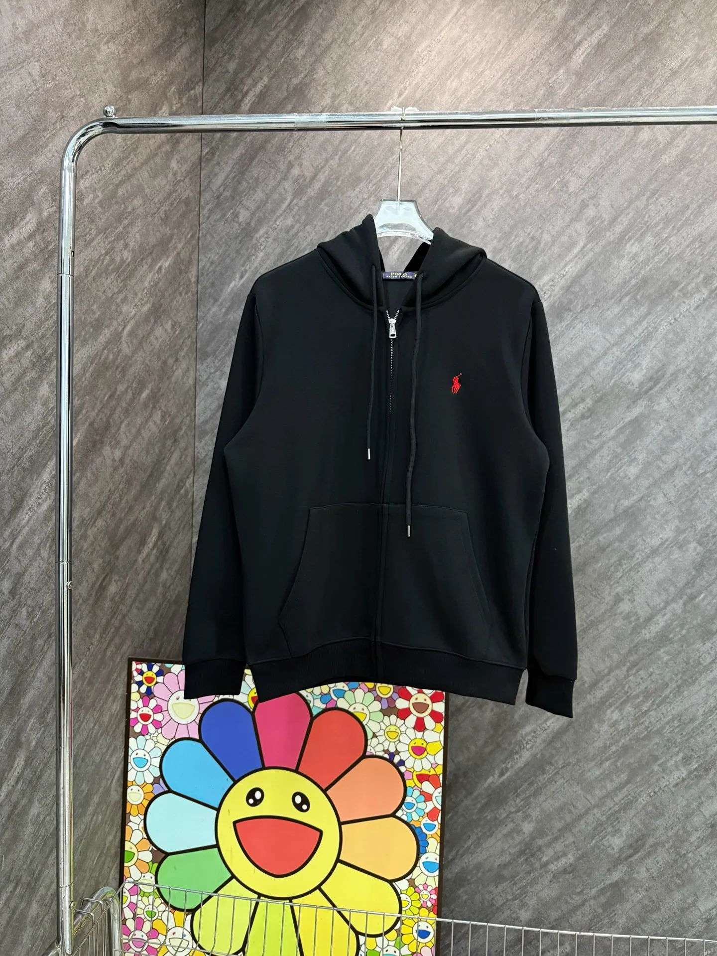 P250 model number Y126 Raff embroidered small label hooded jacket. Official website new limited edition jacket. Multiple designs. Fundraising for half a month. Made with conscience. 420g air layer composite fabric. Imported machine full classic embroidery small label. Large factory flow workmanship. Neat and orderly stitching. Loose os version. Versatile style. Couple style. Tag. Hanging grain. Washed. Main wheat. Packaging. Full set of accessories. 📦 All details are real shots without beauty filters. Feel free to buy📷 colour: black navy size: s m l xl